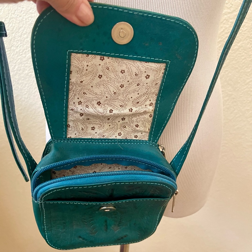 Vintage Teal Embossed Leather Crossbody Purse w/Adjustable Shoulder Strap - Picture 6 of 9